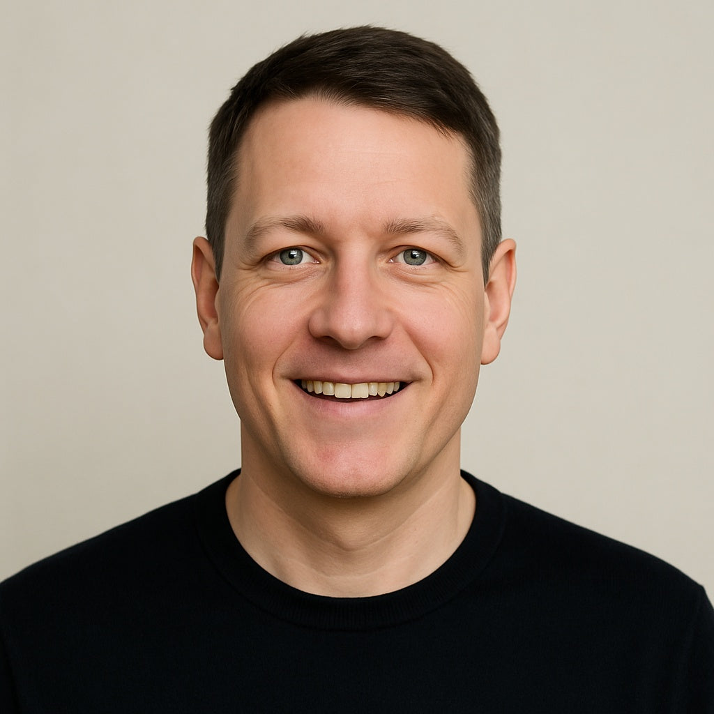 Professionelles Portrait von Daniel Klimke, Gründer von PENIZ und green.in.pieces, vor hellem Hintergrund. Authentisches Business-Profilbild für moderne Männerpflege, E-Commerce und Premium Lifestyle Brand.