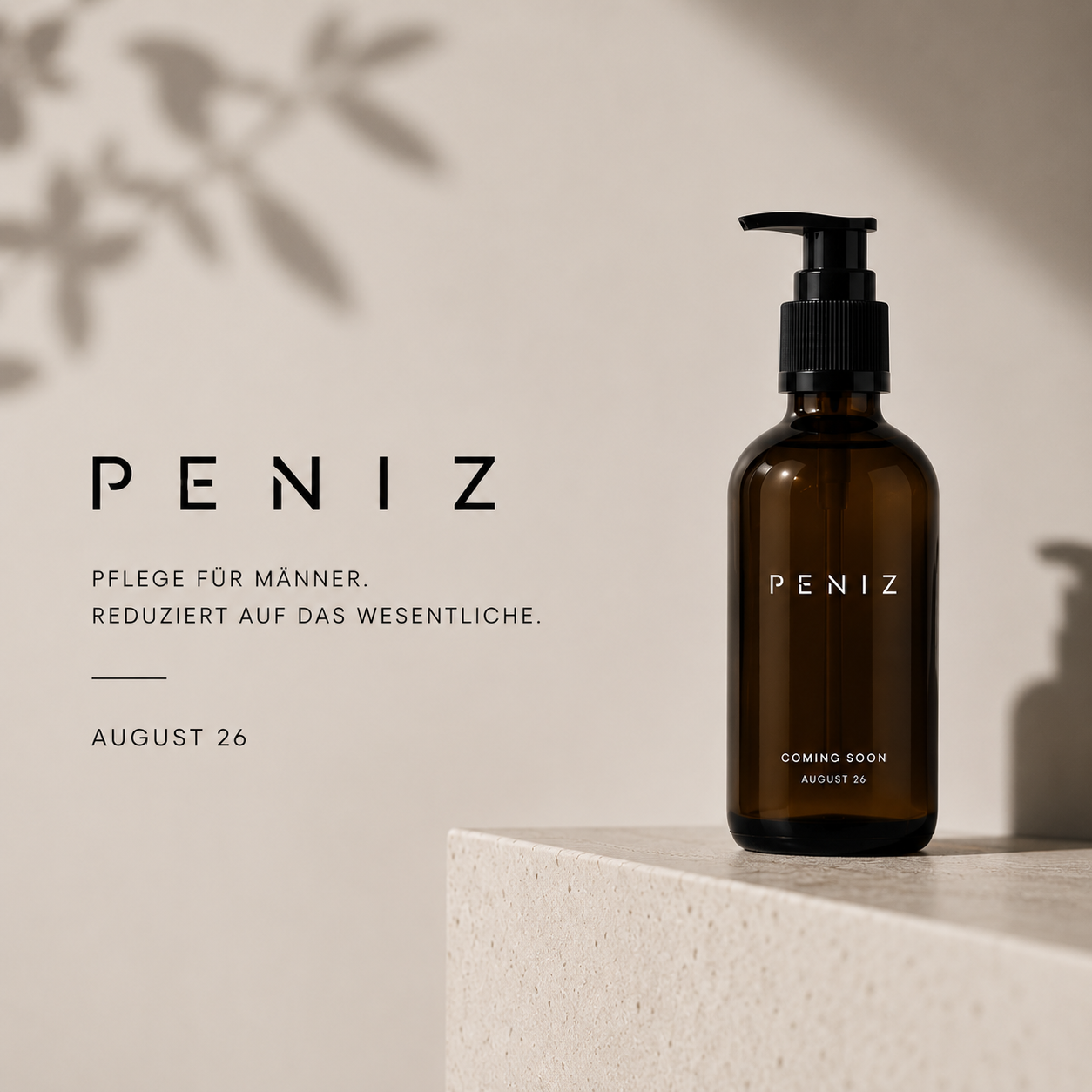 Minimalistisches Produktbild einer braunen Pumpflasche von PENIZ Männerpflege auf hellem Steinpodest. Natürliche Schatten und cleanes Design mit dem Slogan ‚Pflege für Männer. Reduziert auf das Wesentliche.